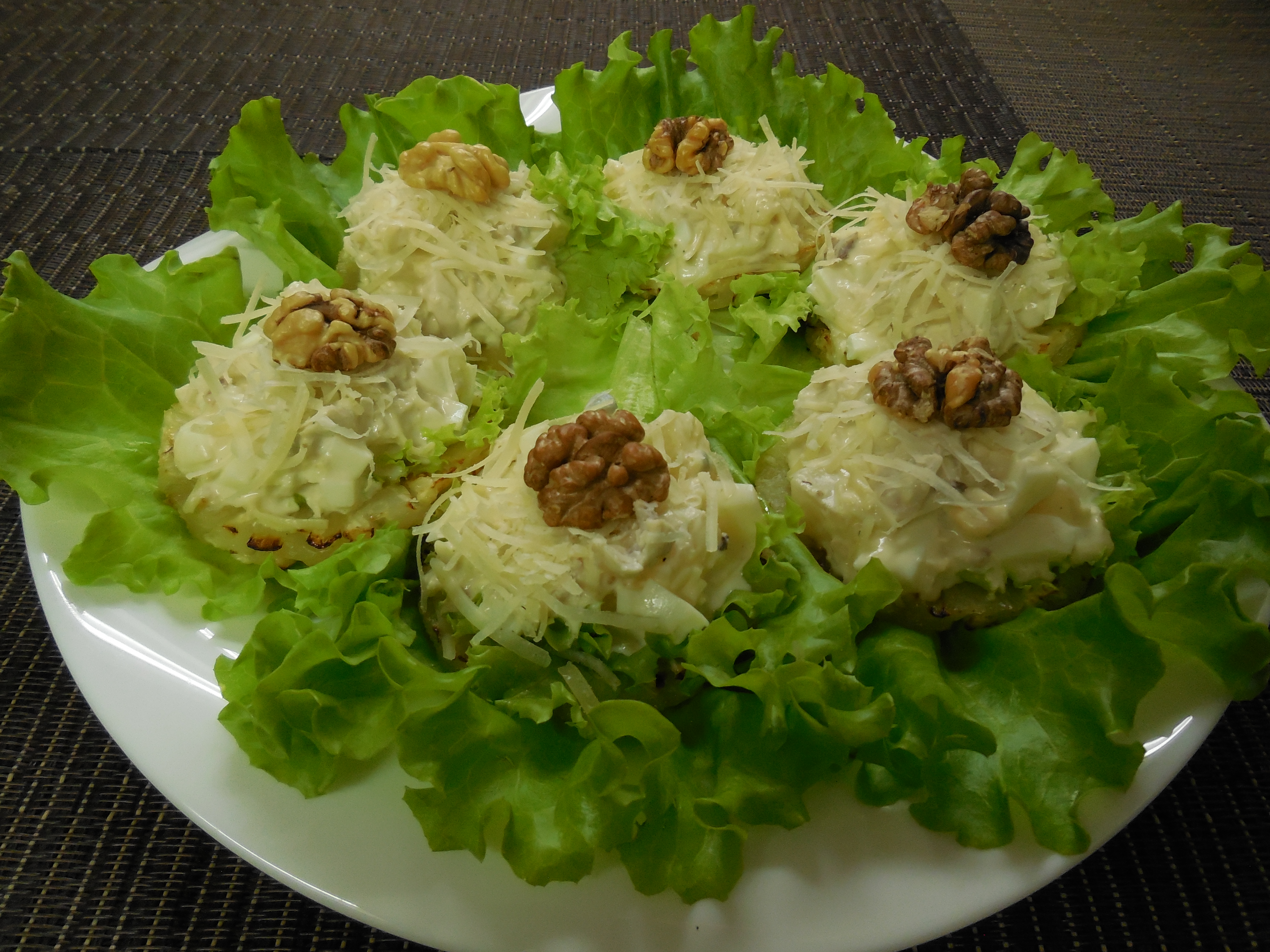 Закуска с грудкой. Закуска с ананасом. Закуски из ананаса. Закуска в салатном листе. Закуска в листьях салата.